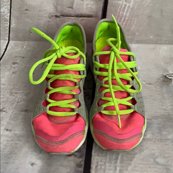 Under Armour micro g 4D foam sneaker in 5.5 - Picture 3 of 16